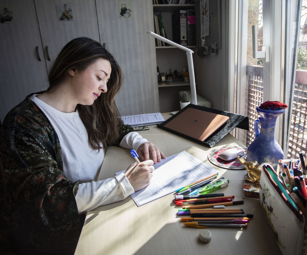 Marina Sicilia, opositora a maestra, estudia en su casa