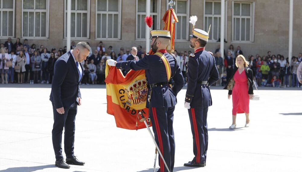 Acto de jura de bandera de la Guardia Real en la plaza del Ayuntamiento de Logroño  / ÓSCAR SOLORZANO