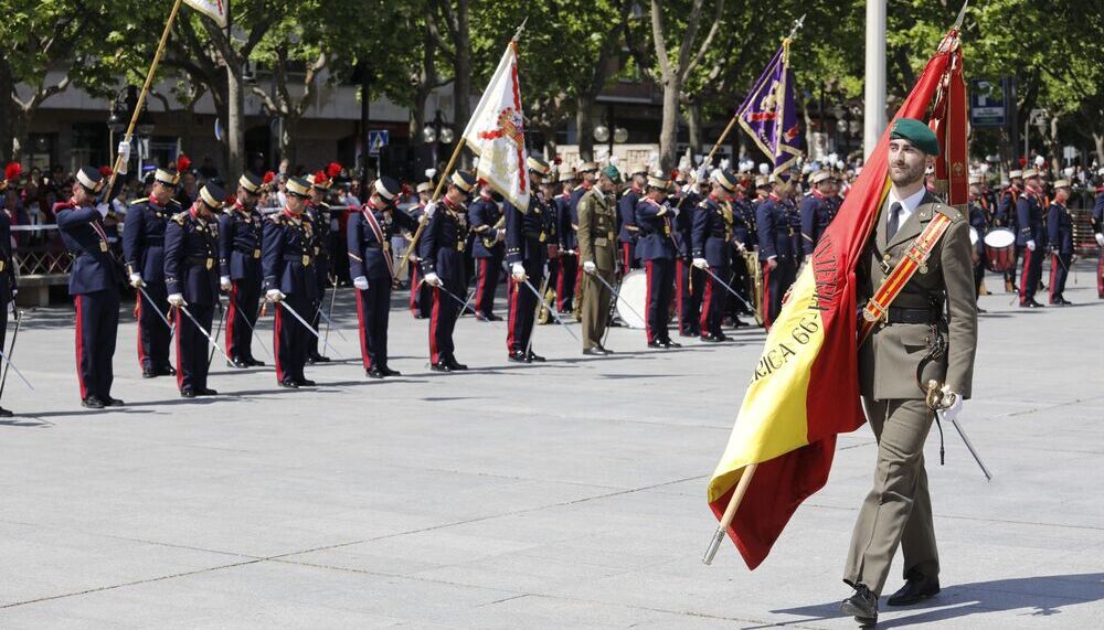 Acto de jura de bandera de la Guardia Real en la plaza del Ayuntamiento de Logroño  / ÓSCAR SOLORZANO