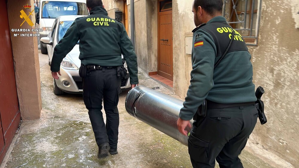 Los guardias civiles desmantelan la plantación de droga en Albelda.