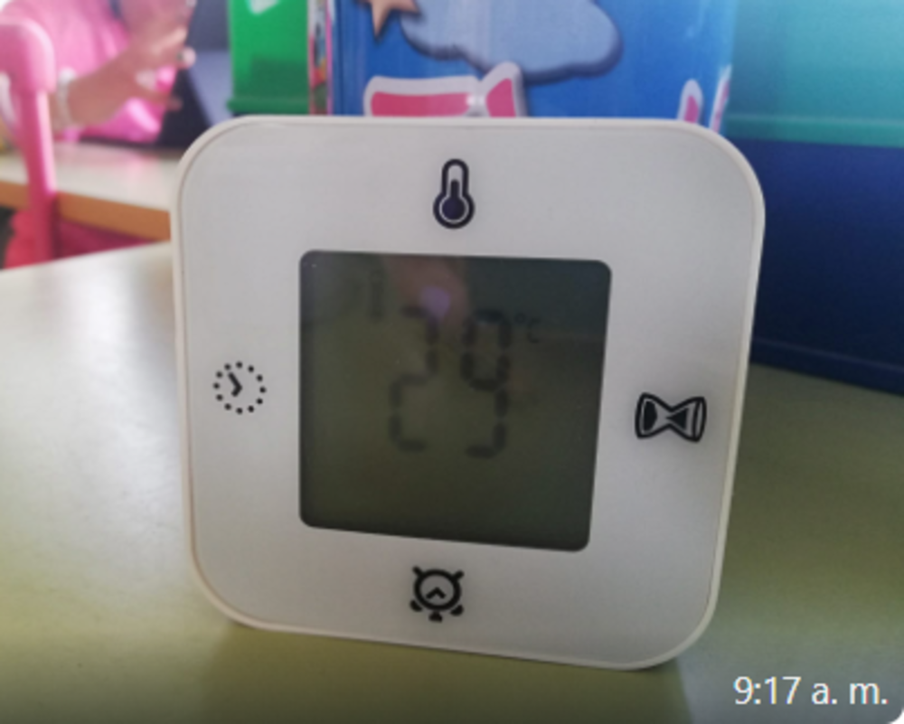 Imagen de un termómetro de un colegio riojano que registra 29 grados centígrados.