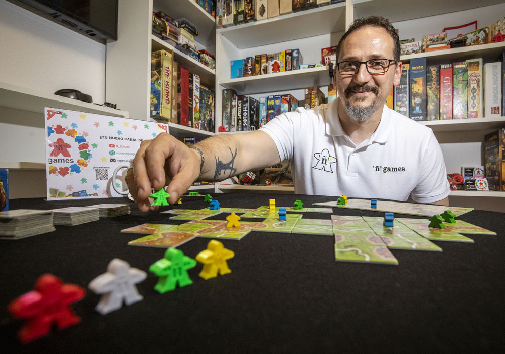 Francisco Javier Amar en el espacio de su casa donde nació Ñ Games.