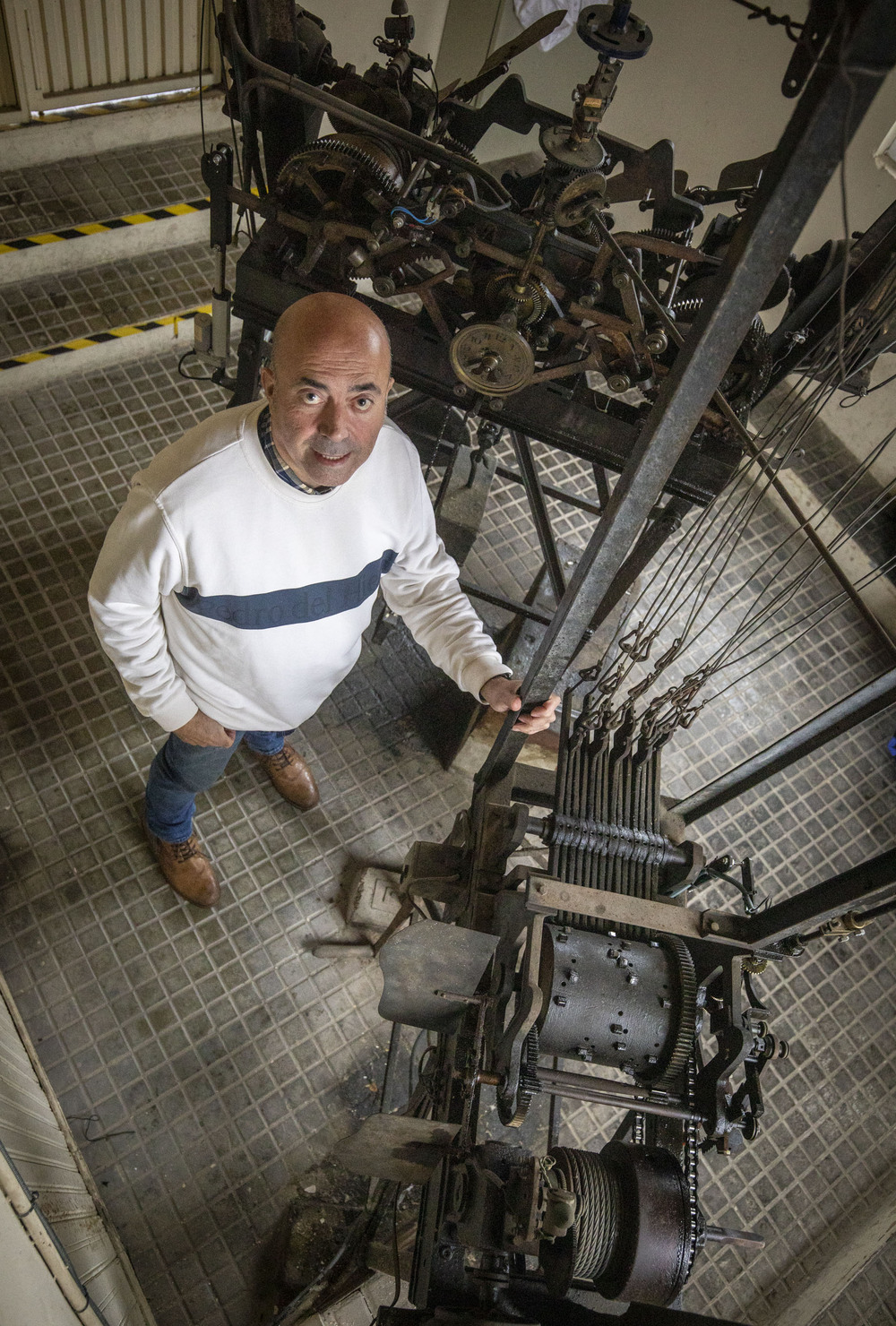 José Luis Tomás San Román junto al mecanismo del reloj de Ibercaja en el Espolón logroñés.