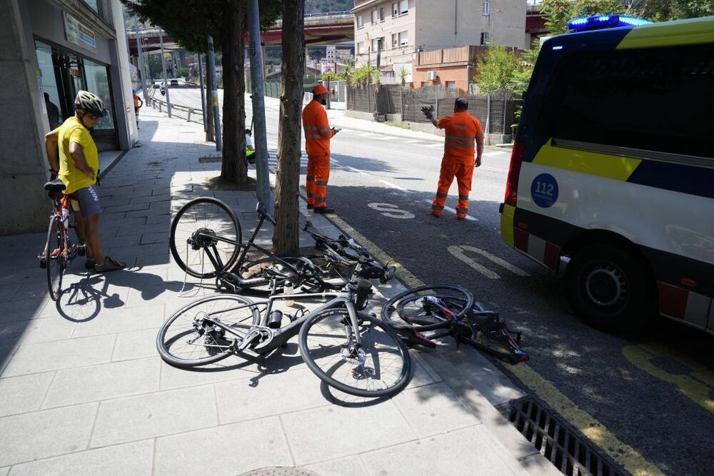 Un coche embiste a un grupo de ciclistas, mata a dos y se da a la fuga
