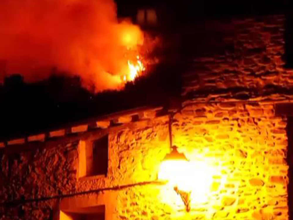 Las llamas se acercaron de forma peligrosa a las casas de Azárrulla.