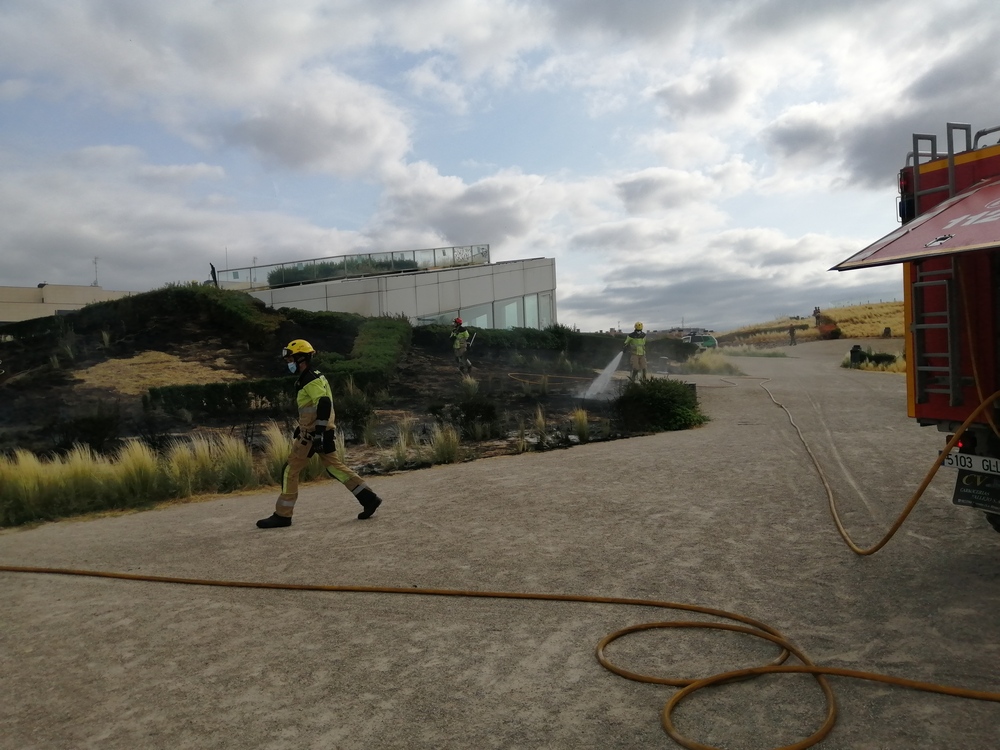 Una dotación de bomberos del parque de Logroño termina de sofocar el incendio.  / EL DÍA