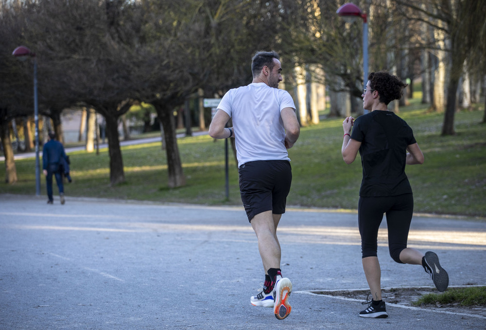 La imagen de gente corriendo por los parques de Logroño es cada vez más común.