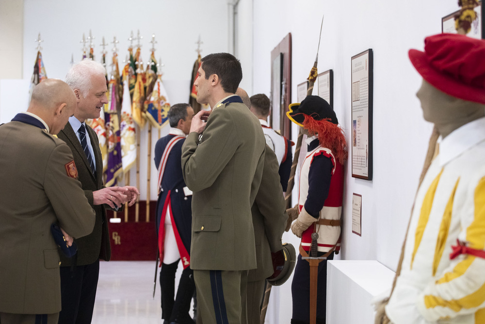 El alcalde conversa con miembros de la Guardia Real en la inauguración de la exposición en el Ayuntamiento.