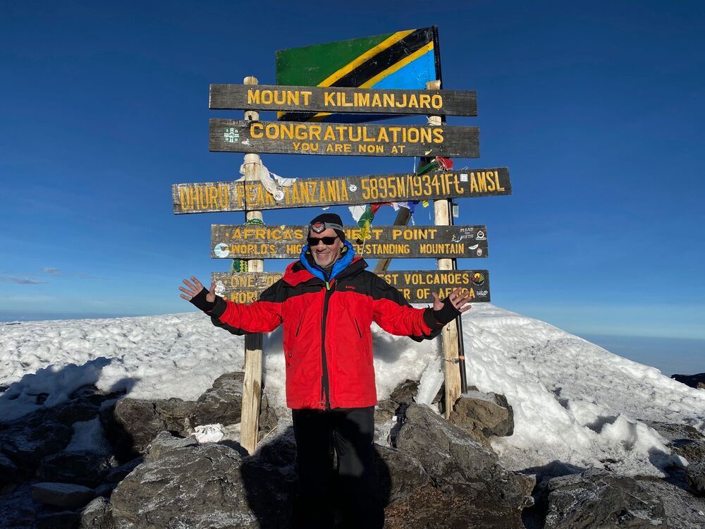 Alberto, feliz tras alcanzar la cumbre del Kilimanjaro.