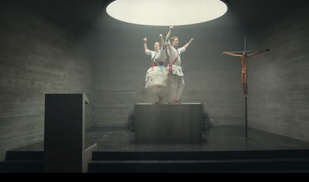 Secuencia del vídeo promocional en el que se ve a una pareja de danzadores sobre el altar de la iglesia de La Unión.