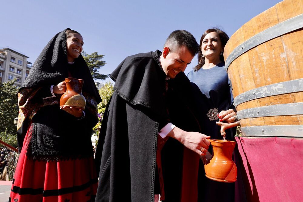 Los Vendimiadores recogen el primer mosto en las jarras para ofrecérselo a la Virgen de Valvanera, en presencia de Concha Andreu.