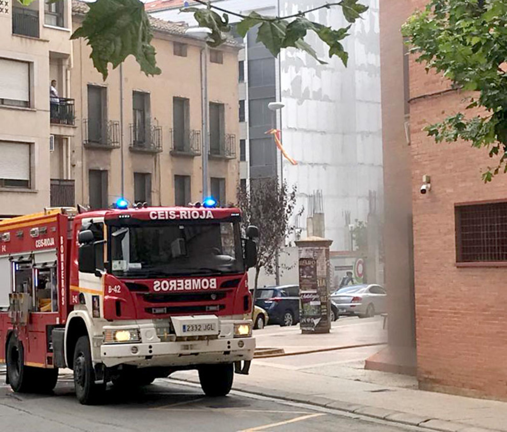Bomberos asisten a sofocar uno de los incendios en los juzgados de Calahorra