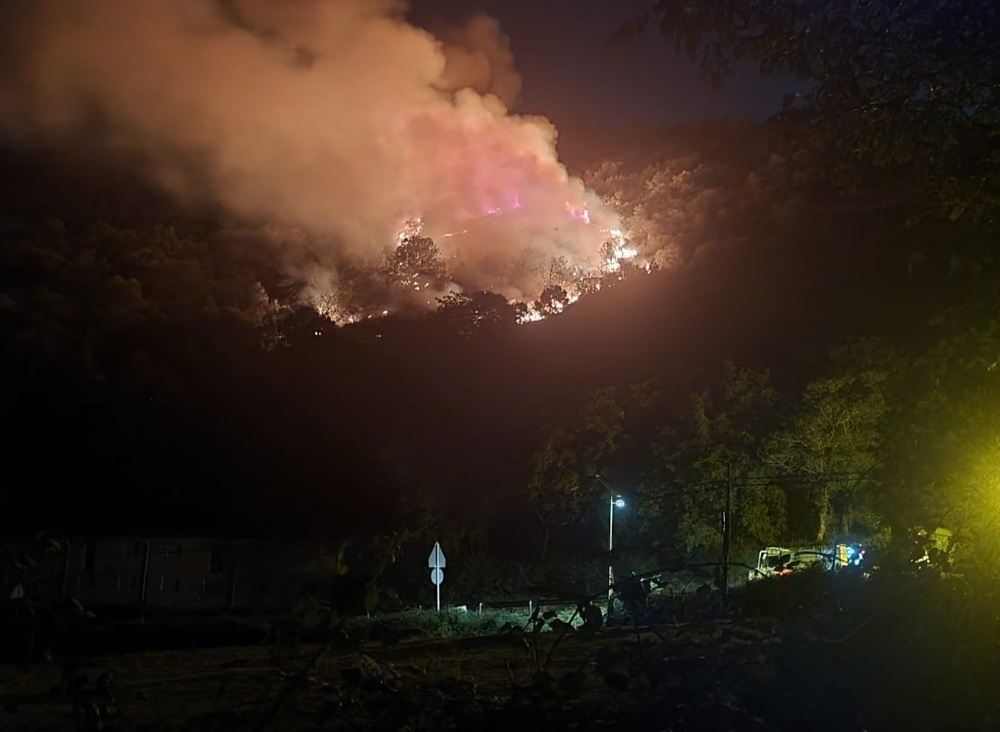 El fuego amenaza una de las casas de la aldea de Azárrulla