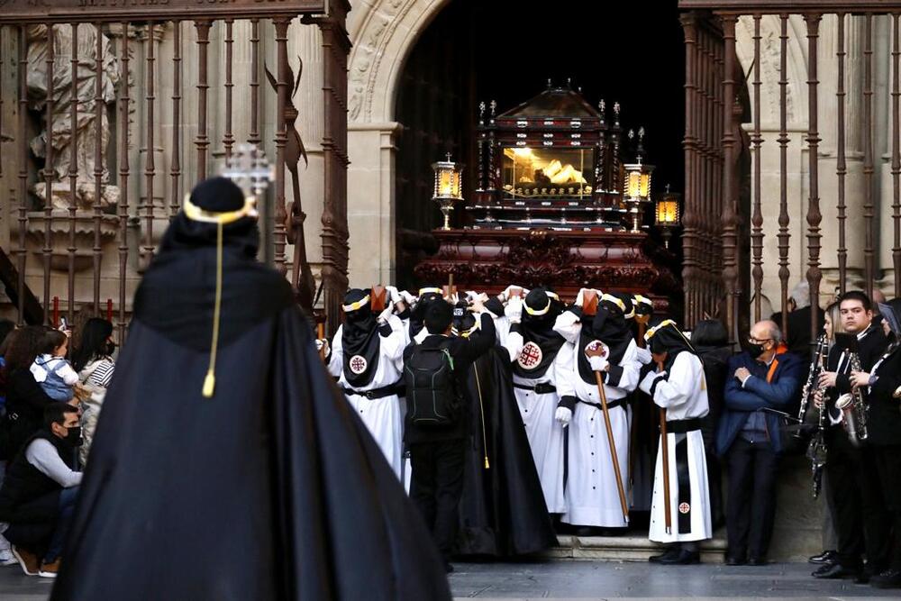 Las Cofradías de Logroño salen en procesón por el Casco Antiguo en Viernes Santo  / ÓSCAR SOLORZANO