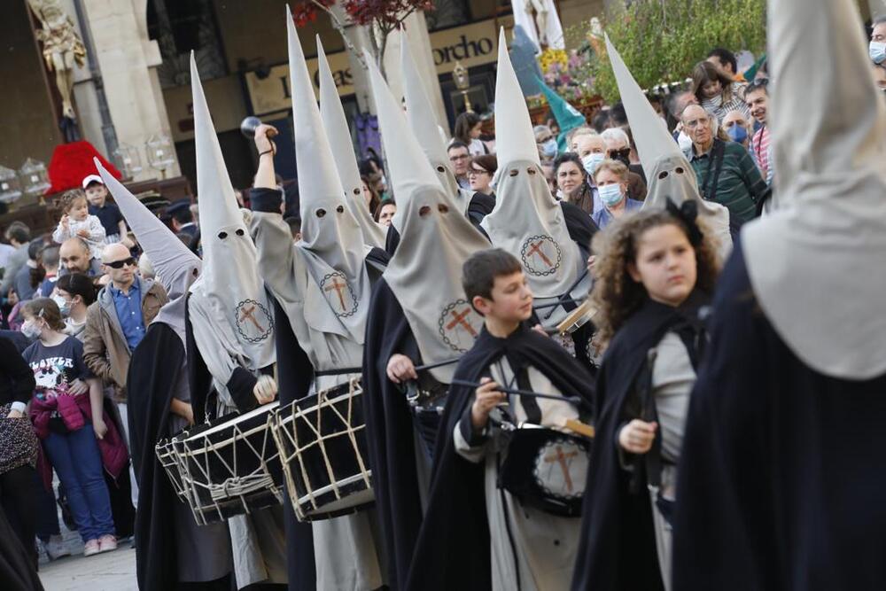 Las Cofradías de Logroño salen en procesón por el Casco Antiguo en Viernes Santo  / ÓSCAR SOLORZANO