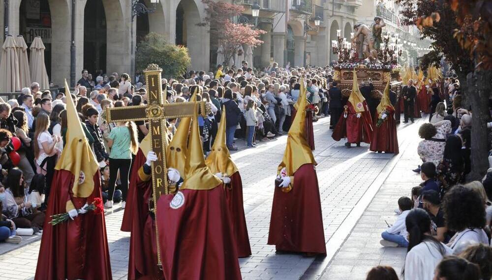 Las Cofradías de Logroño salen en procesión por el Casco Antiguo en Viernes Santo  / ÓSCAR SOLORZANO