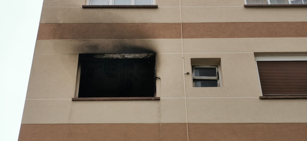 Los efectos del fuego y del humo son visibles en una de las ventanas del piso.