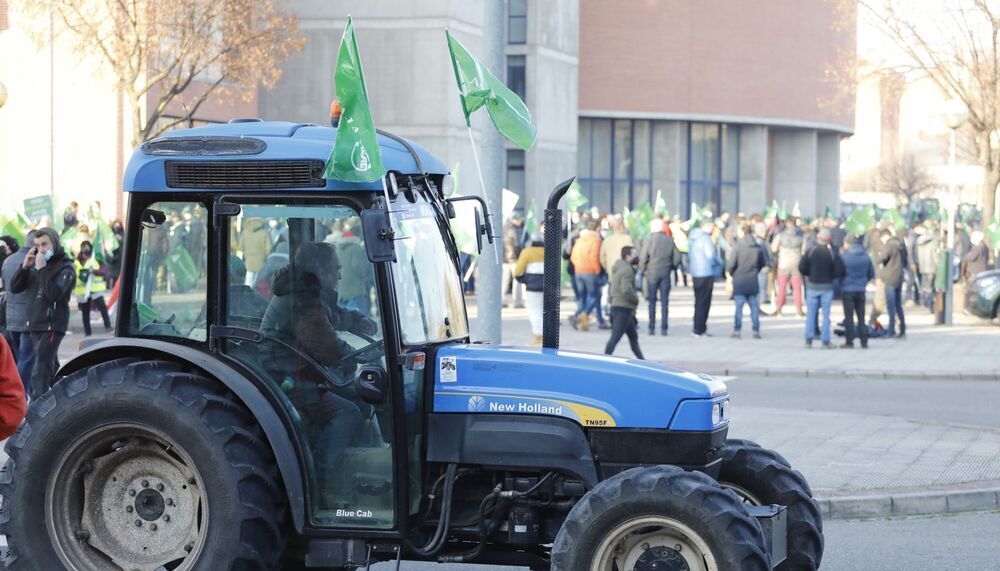 Un agricultor participa en la manifestación por el mundo rural, el pasado 26 de enero en Logroño