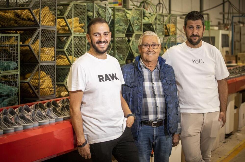 Toño, Antonio y Álvaro en la zona de producción de la empresa.