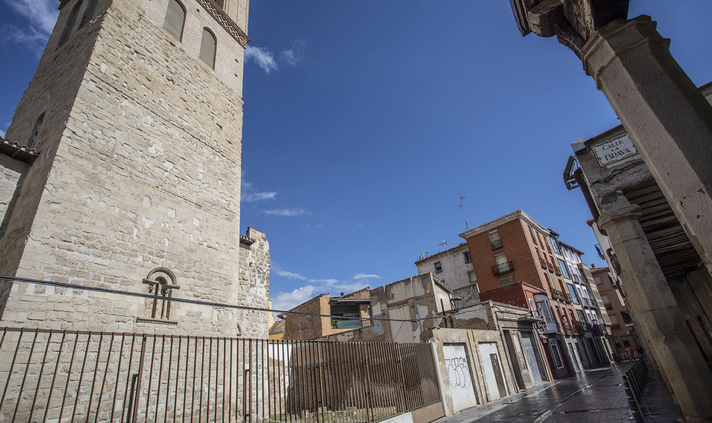 La desaparición del edificio de la Compañía de Jesús permitió dejar exenta la torre de San Bartolomé. 