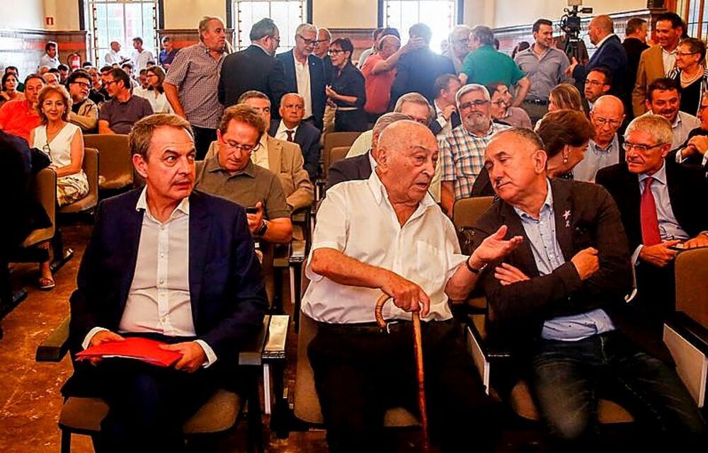 Junto al expresidente Zapatero y Álvarez, en uno de sus últimos actos públicos. 