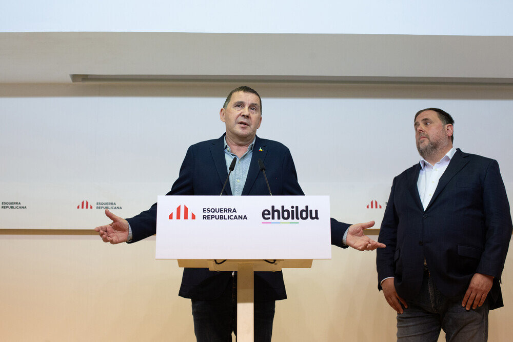 El coordinador general de EH Bildu, Arnaldo Otegi, y el líder de ERC, Oriol Junqueras, intervienen en una rueda de prensa.