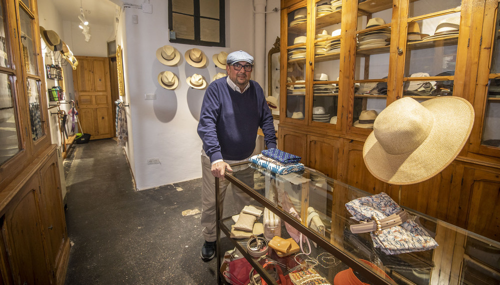 Pese al cambio de propiedad y los años, la Sombrerería Dulín mantiene su esencia hasta en la trastienda.