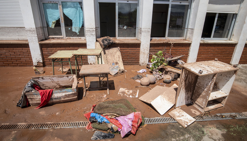 El colegio rural de Huércanos, a primera hora de la tarde del jueves 22 de junio de 2023 tras las primeras labores de limpieza tras la tormenta que anegó varias zonas de la localidad.