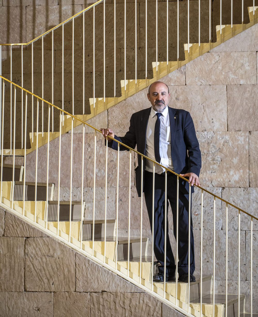 Gregorio Iván Mendoza, en las escaleras de acceso a la zona política del Consistorio logroñés.