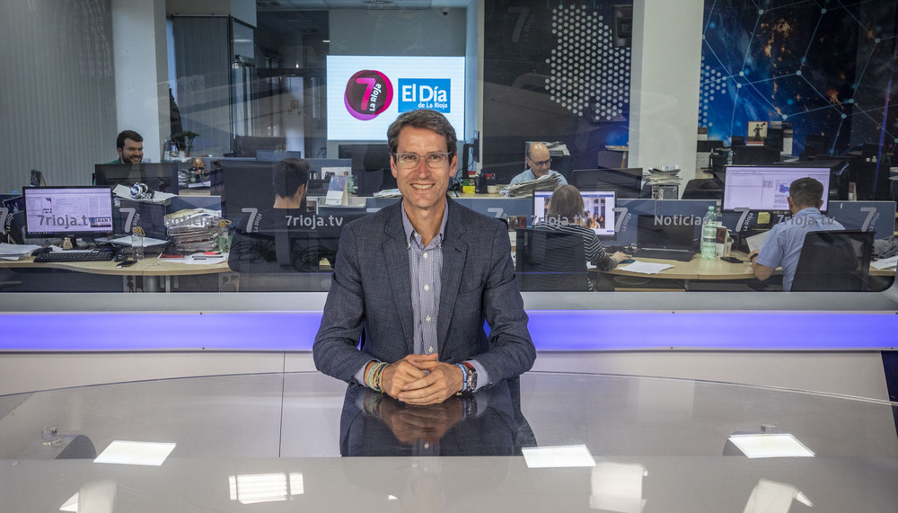 Gonzalo Capellán aguarda el momento de ser entrevistado en el plató de informativos de La 7 de La Rioja TV.