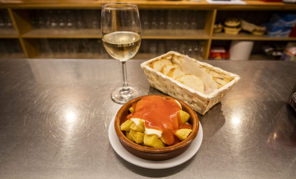 BAR JUBERA. Ración de patatas bravas (4,30 euros) y vino blanco semidulce DOCa Rioja (1,50 euros).