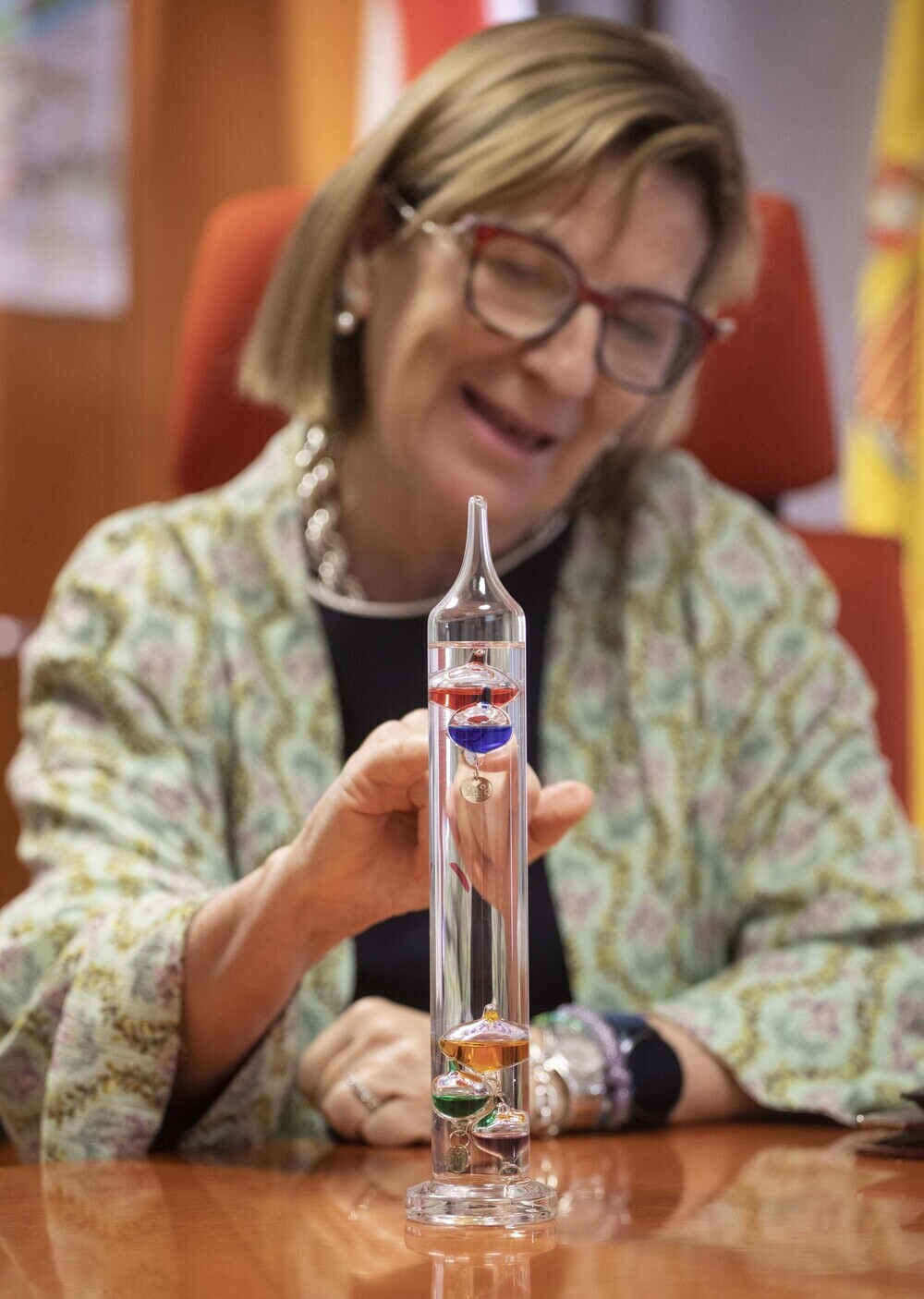 Paloma Castro muestra el funcionamiento del termómetro de Galileo, un invento del Renacimiento que actualmente tiene uso decorativo.