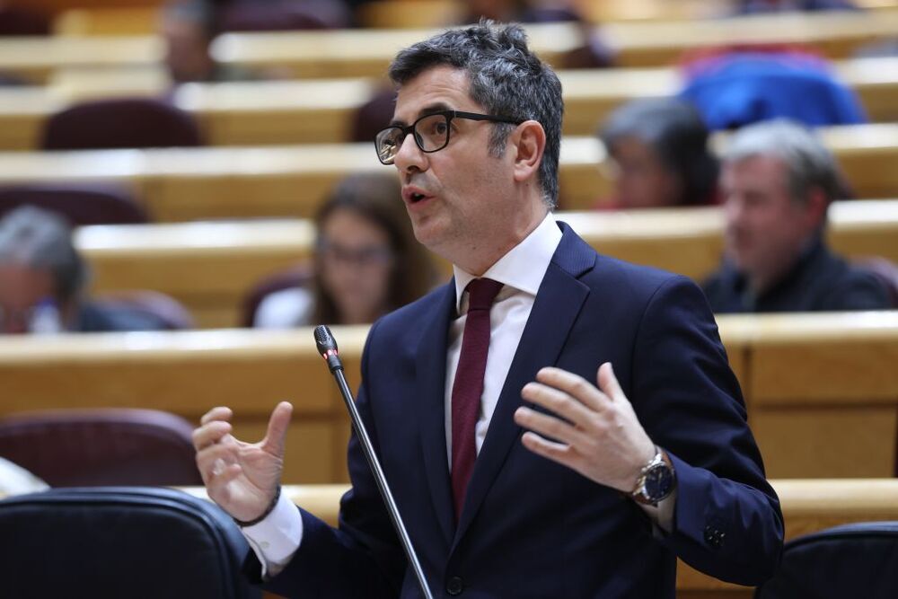 El ministro de Presidencia, Félix Bolaños, interviene en un pleno del Senado