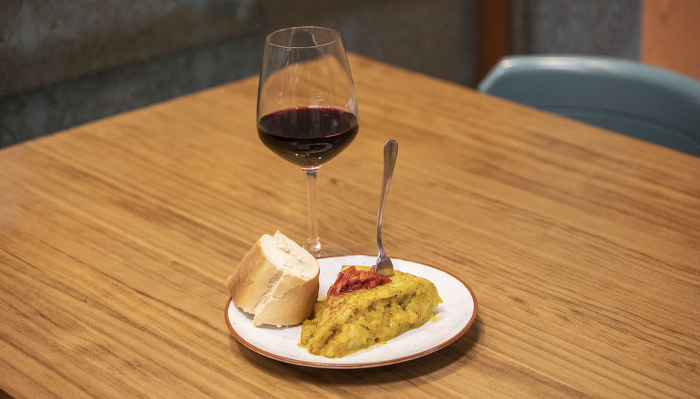 CAFETERíA NOTRE DAME. Pincho de tortilla de patata con hongos (2,90 euros) y copa de vino tinto joven de la DOCa Rioja (1,20 euros).