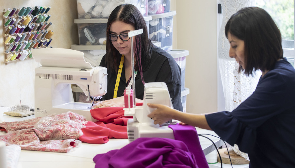 Mireya y su compañera elaboran las prendas desde el papel hasta el maniquí en su attelier de la avenida Portugal, en Logroño.