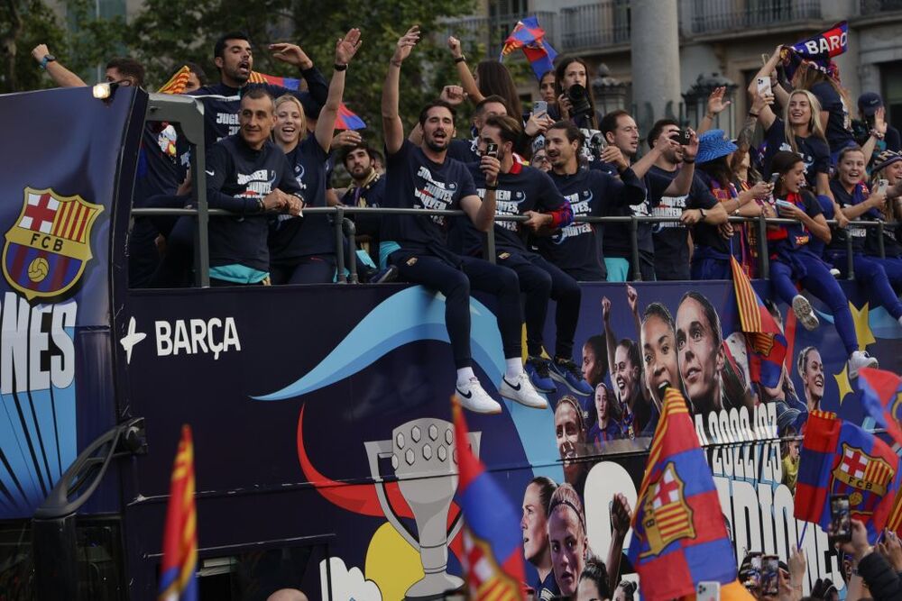 El Barça celebra LaLiga  junto al Femenino, con una rúa  / QUIQUE GARCÍA