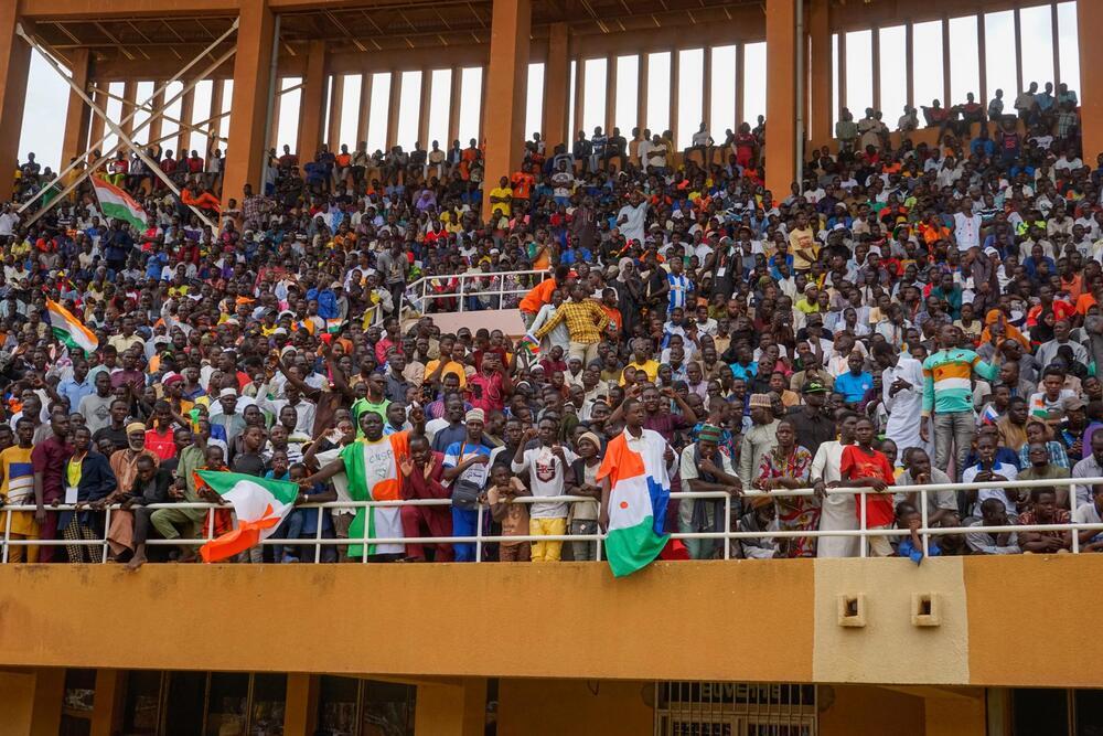 Partidarios del ejército asisten a un mitin en un estadio de Niamey, Níger.