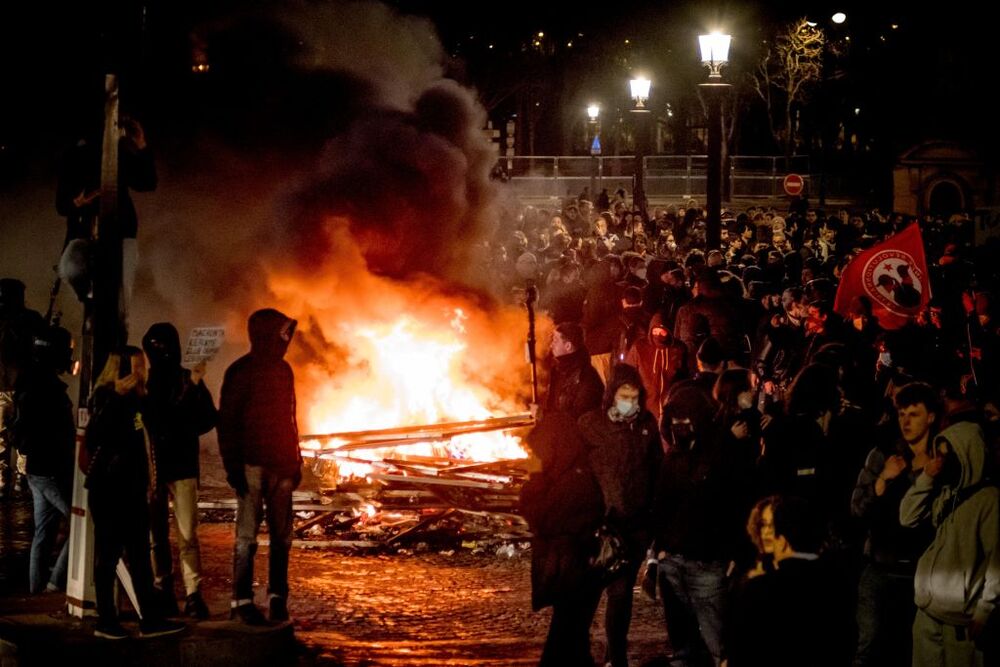 Francia.- Detenidas 200 personas en París tras una noche de disturbios contra la reforma de las pensiones de Macron  / EUROPA PRESS/CONTACTO/GERARD CAM