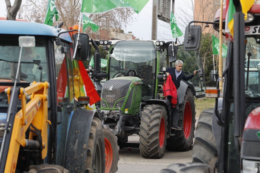 Imagen de los tractores, en el inicio de la marcha por el centro de Logroño.