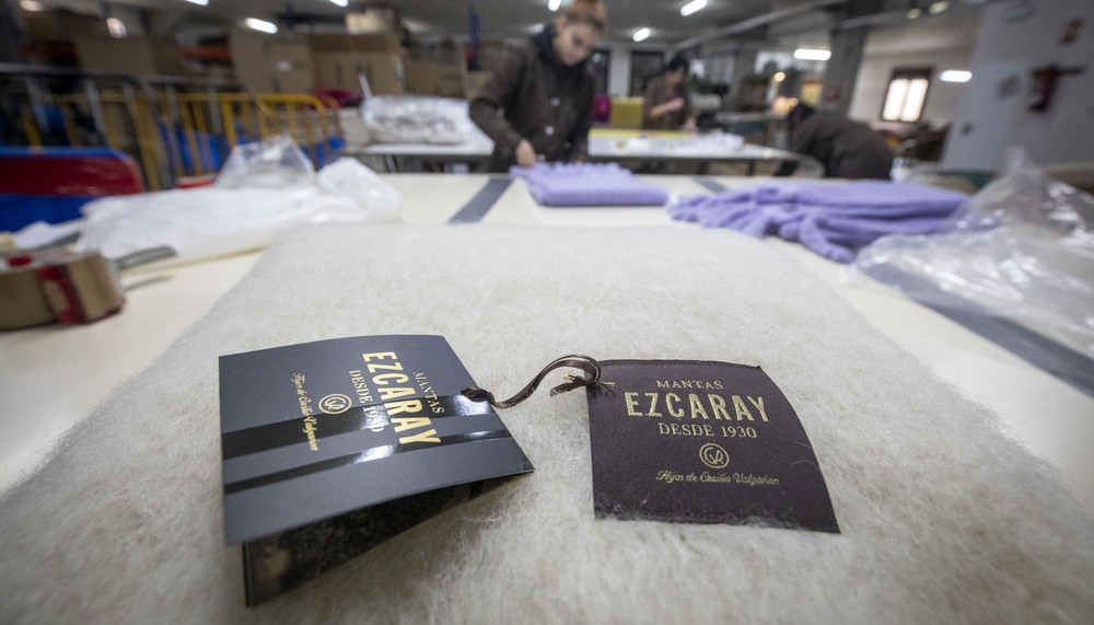 Uno de los productos ya terminados y pendiente de embolsar en la fábrica de Mantas Ezcaray.