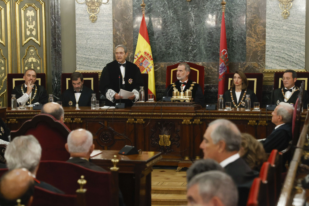 El Rey Felipe VI escucha el discurso del presidente interino del Tribunal Supremo Francisco Marín Castán (3i), acompañado por la ministra de Justicia en funciones, Pilar Llop (2d), del fiscal general del Estado, Álvaro García Ortiz (d).