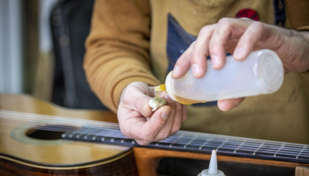 Latorre utiliza un barniz natural para pulir y abrillantar una guitarra clásica.