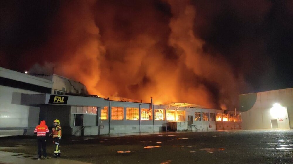 Imagen del fuego que ha acabado esta madrugada con la fábrica arnedana.