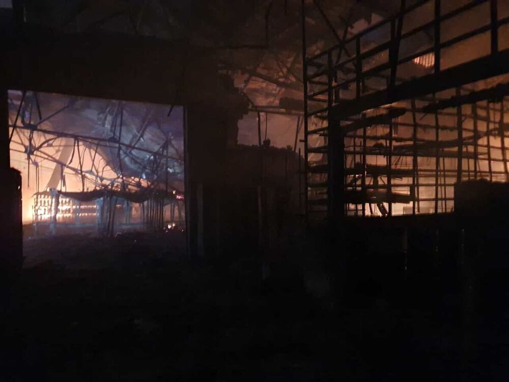 Imagen del interior de las instalaciones de la fábrica incendiada.