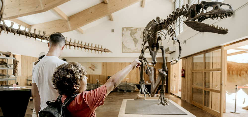 La divulgación, con un planteamiento muy familiar e interactiva, es uno de los puntos fuertes de El Barranco Perdido. En la imagen, una familia observa la reproducción de un esqueleto de dinosaurio.