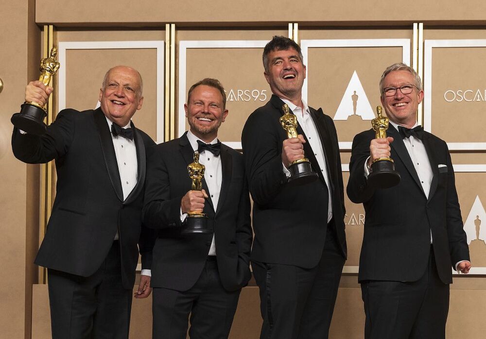 Joe Letteri, Richard Baneham, Eric Saindon y Daniel Barrett posan con sus premios Óscar a Mejores Efectos Visuales por el filme 