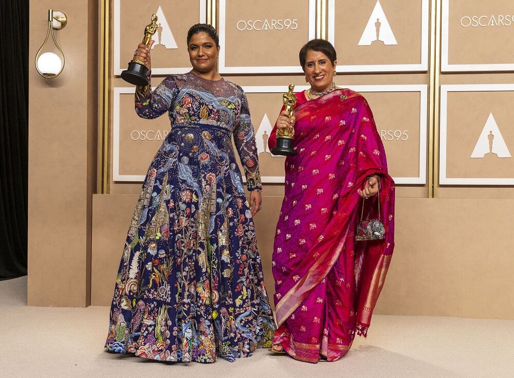  Kartiki Gonsalves y Guneet Monga (d) posan con sus premios Oscar a Mejor Cortometraje Documental por 