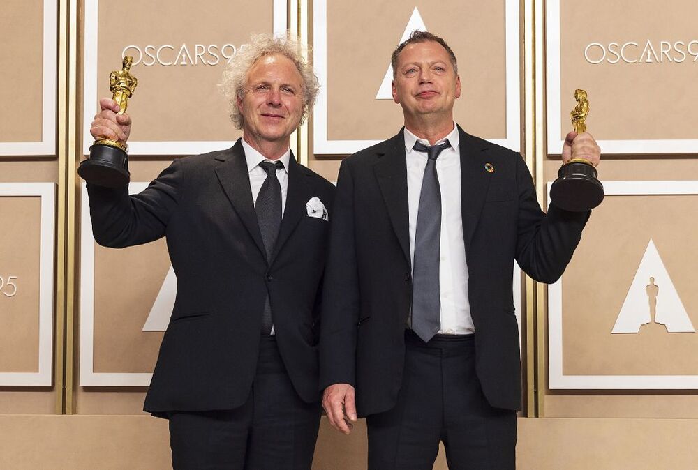 Charlie Mackesy y Matthew Freud posan con su premios Oscar por mejor corto animado por 'The Boy, the Mole, the Fox, and the Horse',  / ARMANDO ARORIZO