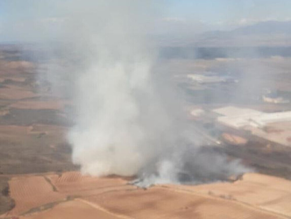 Imagen aérea del fuego desde el helicóptero de extinción.