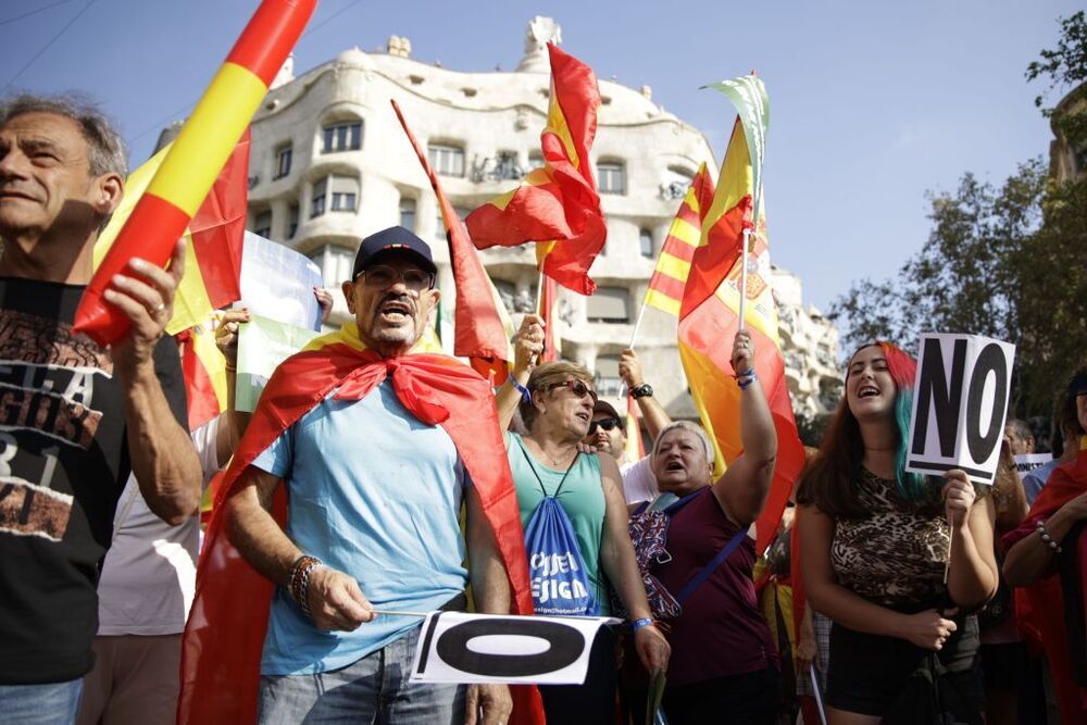 Miles de personas se manifiestan en Barcelona contra la amnistía
